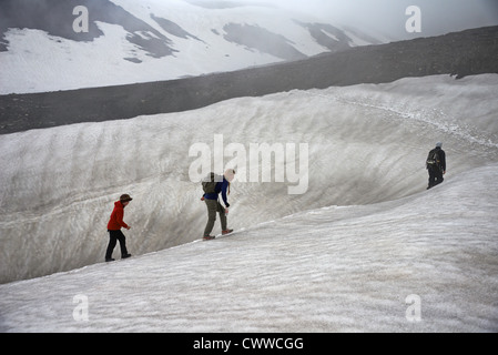 Familie auf verschneiten Hügel wandern Stockfoto