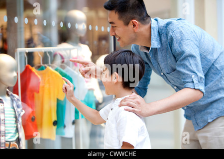 Vater und Sohn im Warenhaus einkaufen Stockfoto