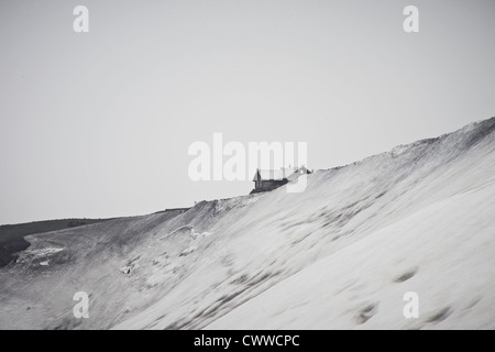 Haus gebaut auf verschneiten Hügel Stockfoto