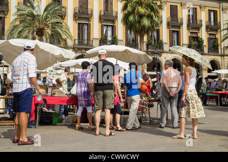 Münze und Briefmarke Sonntagsmarkt in Plaza Real in Barcelona, Span Stockfoto