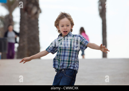 Junge fahren Skateboard im freien Stockfoto