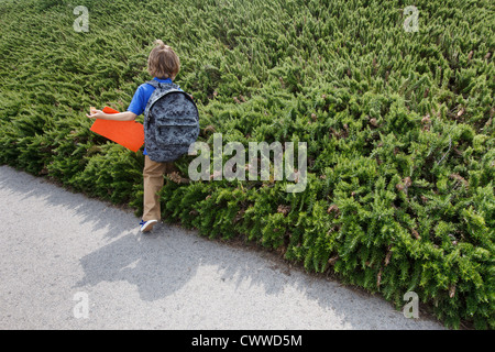 Junge Wandern durch Sträucher im freien Stockfoto