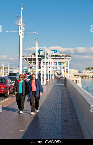 Ein paar wenige zurück vom Aquarium, Geschäfte und Restaurants an der Pier in der Innenstadt von St. Petersburg, FL Stockfoto