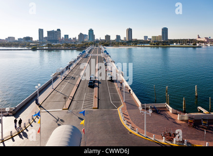 St. Petersburg Florida Skyline von The Pier am Zentrum von Wasser aus gesehen Stockfoto