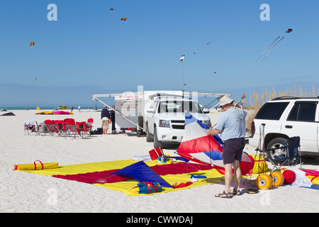 Mann baut Kite am St. Pete Beach auf der Schatzinsel Kite Festival in Treasure Island, Florida Stockfoto