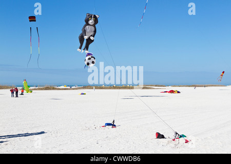 Kite geformt wie eine Katze und ein Fußball fliegt über Strand auf der Schatzinsel Kite Festival in Treasure Island, Florida Stockfoto