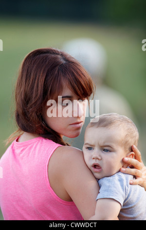 Mutter, schreiendes Baby draußen halten Stockfoto