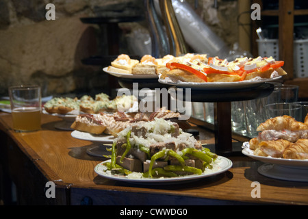 Eine Auswahl an Pinchos und Tapas in einer Bar in San Sebastian Altstadt baskischen Küste Spaniens. Stockfoto