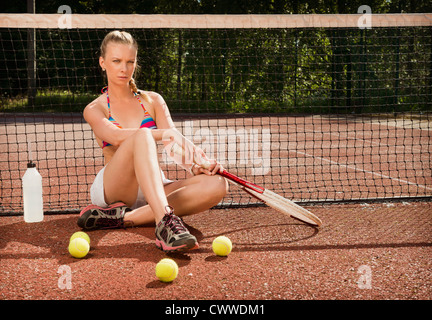 Tennisspieler sitzen auf Gericht Stockfoto