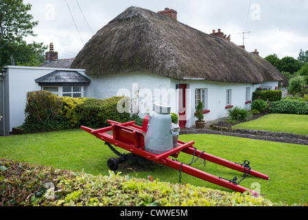 Traditionellen strohgedeckten Hütten in Adare, County Limerick, Irland. Stockfoto