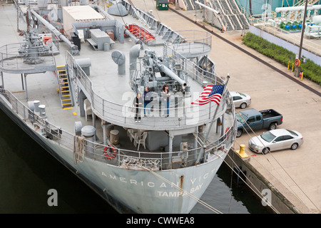 Touristen auf dem Deck renoviert SS American Victory militärische Ladung Schiff servieren, wie ein Museum mit Tag in Tampa, Florida-Kreuzfahrten Stockfoto