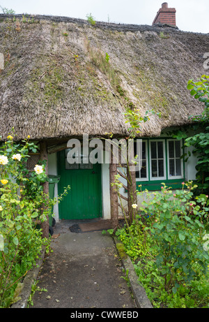 Traditionellen Reetdachhaus in Adare, County Limerick, Irland. Stockfoto