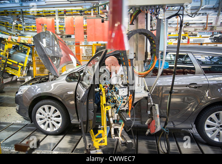 Auto-Monteure Montage Türen für Autos am Fließband in Automobilfabrik