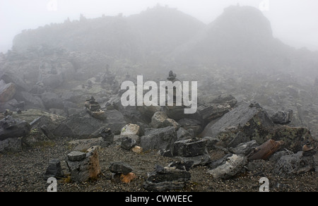 Stehenden Steinen. Mehrere Stapel von Steinen, die von Wanderern und Touristen in Norwegen Dalsnibba gestapelt. Stockfoto