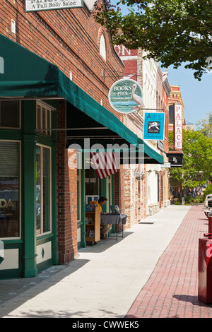 Geschäfte und Restaurants am Ende der Centre Street in der Innenstadt von Fernandina Beach auf Amelia Island in Florida Stockfoto