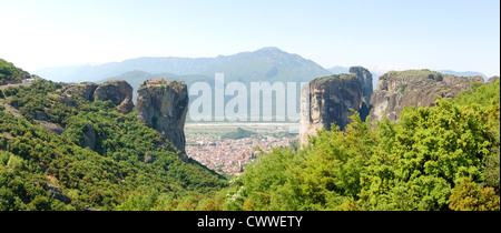 Das Panorama der Stadt Kalampaka zwischen zwei Felsen mit Holy Trinity Kloster auf dem Gipfel, Meteora, Griechenland Stockfoto