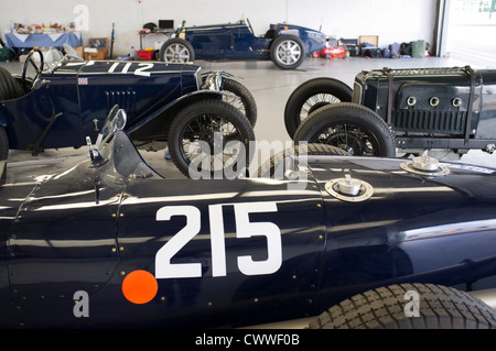 Classic & Oldtimer in den Gruben an der vscc Spring Start Event in Silverstone, England, UK. Stockfoto