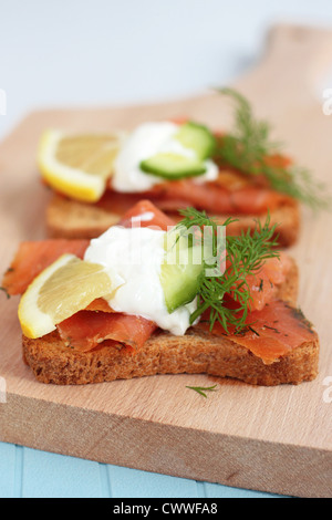 Canapes mit Räucherlachs und Salat Stockfoto