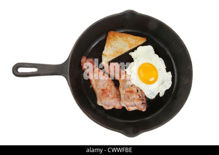 Einzelnen gebratene Frühstück mit Ei, Speck und geröstetem Brot in einer Pfanne isoliert gegen weiß Stockfoto