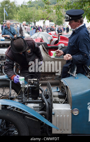 Mechanik im Gespräch über einen Oldtimer zu einem vscc Veranstaltung in Prescott, Gloucestershire, Vereinigtes Königreich Stockfoto