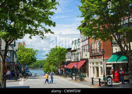 Main Street in Richtung Hafen, Bar Harbor, Mount Desert Island, Maine, USA anzeigen Stockfoto