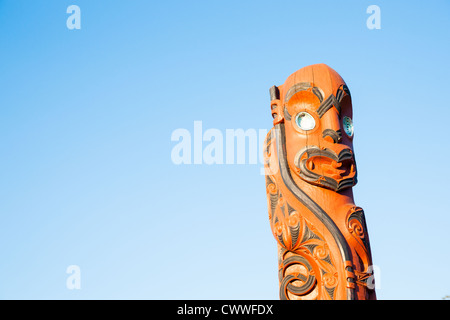 Ethnische Maori Totempfahl auf rechten Seite des Bildes, vor blauem Himmel. Stockfoto