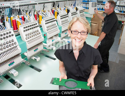 Arbeiter Prüfung Stoff in Fabrik Stockfoto