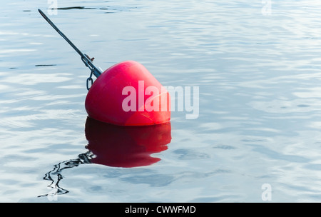 Yachten Liegeplätze rote Boje von kleinen europäischen marina Stockfoto