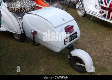 Maßgeschneiderte Lambretta Roller mit Anhänger Stockfoto