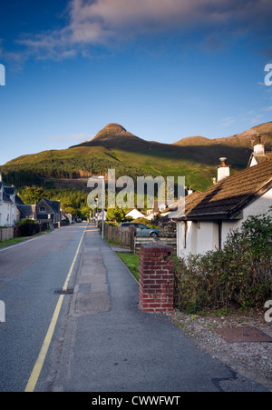 Die Straße durch Glencoe Village in den schottischen Highlands, Schottland, Großbritannien Stockfoto