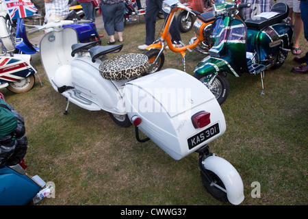 Maßgeschneiderte Lambretta Roller mit Anhänger Stockfoto