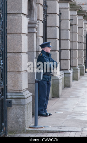 Ein Garda im Dienst an der Kildare Street in Dublin Irland Stockfoto