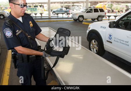 US Customs and Border Protection Officer hält Tasche enthält ein Paket von Marihuana zu trainieren Hunde zu schnuppern und Drogen zu finden Stockfoto