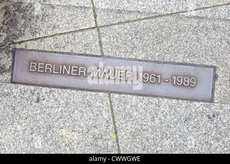 Berliner Mauer-Zeichen auf der Straße, Berliner Mauer Stockfoto