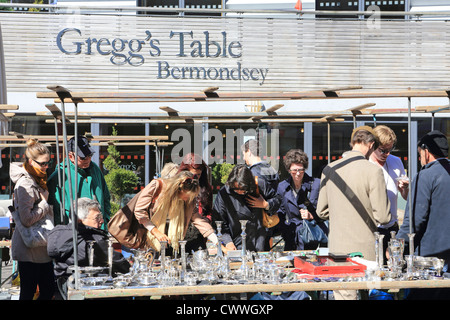 Die wöchentliche Freitagmorgen Bermondsey Antiquitäten Markt vor dem Bermondsey Square Hotel in Southwark, SE London, UK Stockfoto