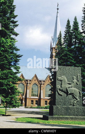 Finnische zivilen Kriegsdenkmal von 1918 durch Johannes Haapasalo und die lutherische Kathedrale von Mikkeli, Finnland Stockfoto