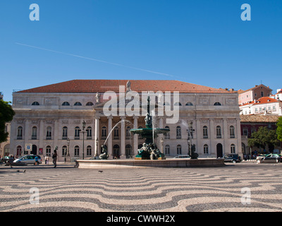 Rossio-Platz mit Brunnen und Nationaltheater Dona Maria, Lissabon Stockfoto