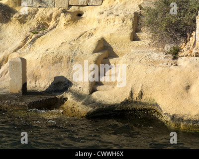 OLS getragen Schritte in den Felsen unterhalb der Befestigungsanlagen der drei Städte, Insel Malta, mediterran Stockfoto