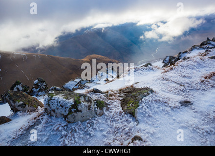 Auf der Suche nach unten hin zu Glen Etive River in den North West Highlands von Schottland vom Gipfel des Stob Dubh. Stockfoto