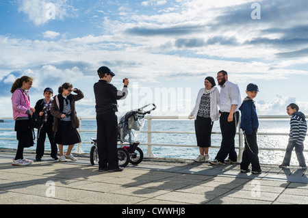 Ein ultra-orthodoxen jüdischen Familie im Sommerurlaub in Aberystwyth Wales UK 13. August 2012 Stockfoto