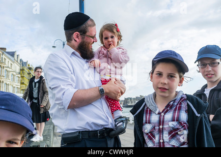 Ein ultra-orthodoxen jüdischen Familie im Sommerurlaub in Aberystwyth Wales UK 13. August 2012 Stockfoto