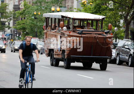 Ente amphibische Bootstour auf der Boylston Street in Boston, Massachusetts Stockfoto