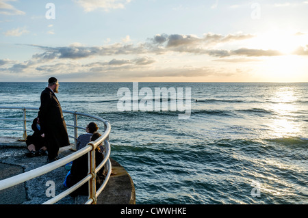 Ein ultra-orthodoxen jüdischen Familie im Sommerurlaub in Aberystwyth Wales UK 13. August 2012 Stockfoto