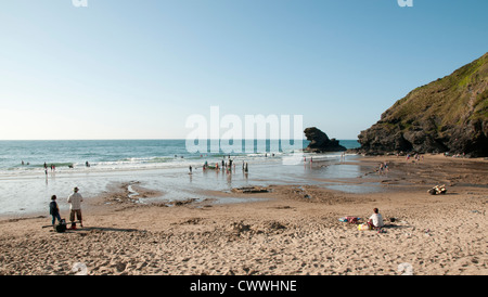 Menschen genießen die Sonne am Llangrannog Beach, Ceredigion Stockfoto