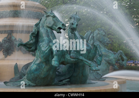 Brunnen. Galoppierende Pferde kostenlos durch die Wasserstrahlen die monumentale Fontaine de Observatoire im Jardin Marco Polo. Paris, Frankreich. Stockfoto