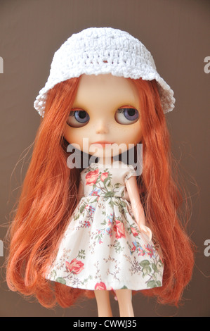 Maßgeschneiderte Blythe Puppe trägt eine handgefertigte Kleidung - Basis Puppe: Neo Takara Prairie Posie Stockfoto