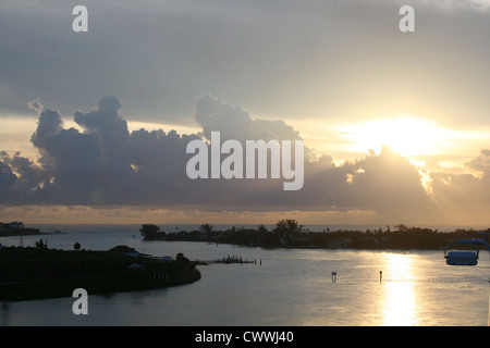 Sunrise Skyscape sonnigen Tag morgen Sonnenuntergang Bild der schüchtern und Ozean Innercoastal Wasserstraße Salzwasser Stockfoto