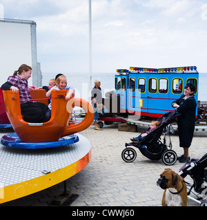 Orthodoxe jüdische Kinder, die Spaß am Festplatz fahren auf Aberystwyth Promenade 12. August 2012 Stockfoto