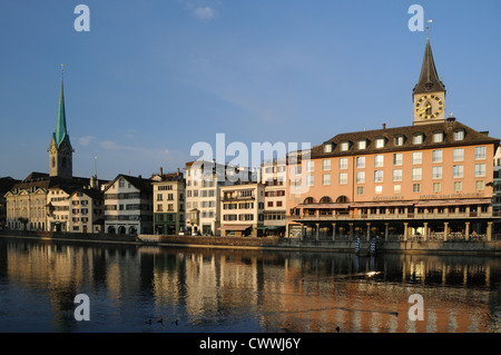 Morgen Blick auf der Limmat mit dem Fraumünster und der Peterskirche in der Altstadt von Zürich, Kanton Zürich, Schweiz Stockfoto