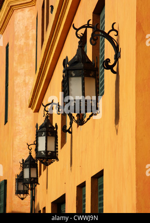 Reich verzierte Straßen Lampen in der Altstadt von der UNESCO World Heritage Site von Cartagena, Kolumbien-Südamerika Stockfoto